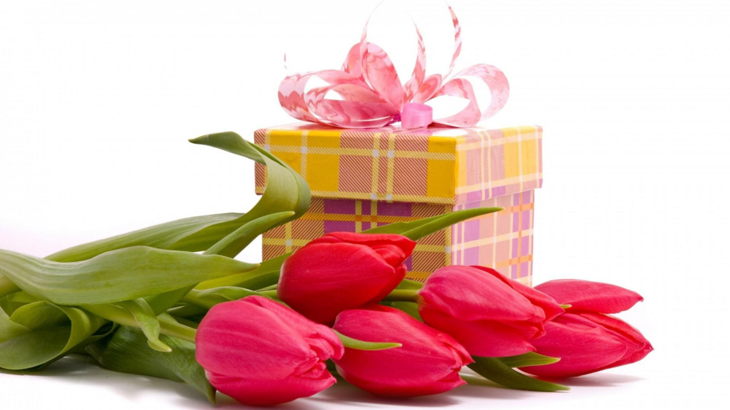 2018Holidays___International_Womens_Day_Bouquet_of_tulips_and_a_gift_for_March_8_122645_.jpg